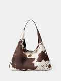Torba hobo we wzór krowie łaty w brązowych odcieniach, widok z przodu