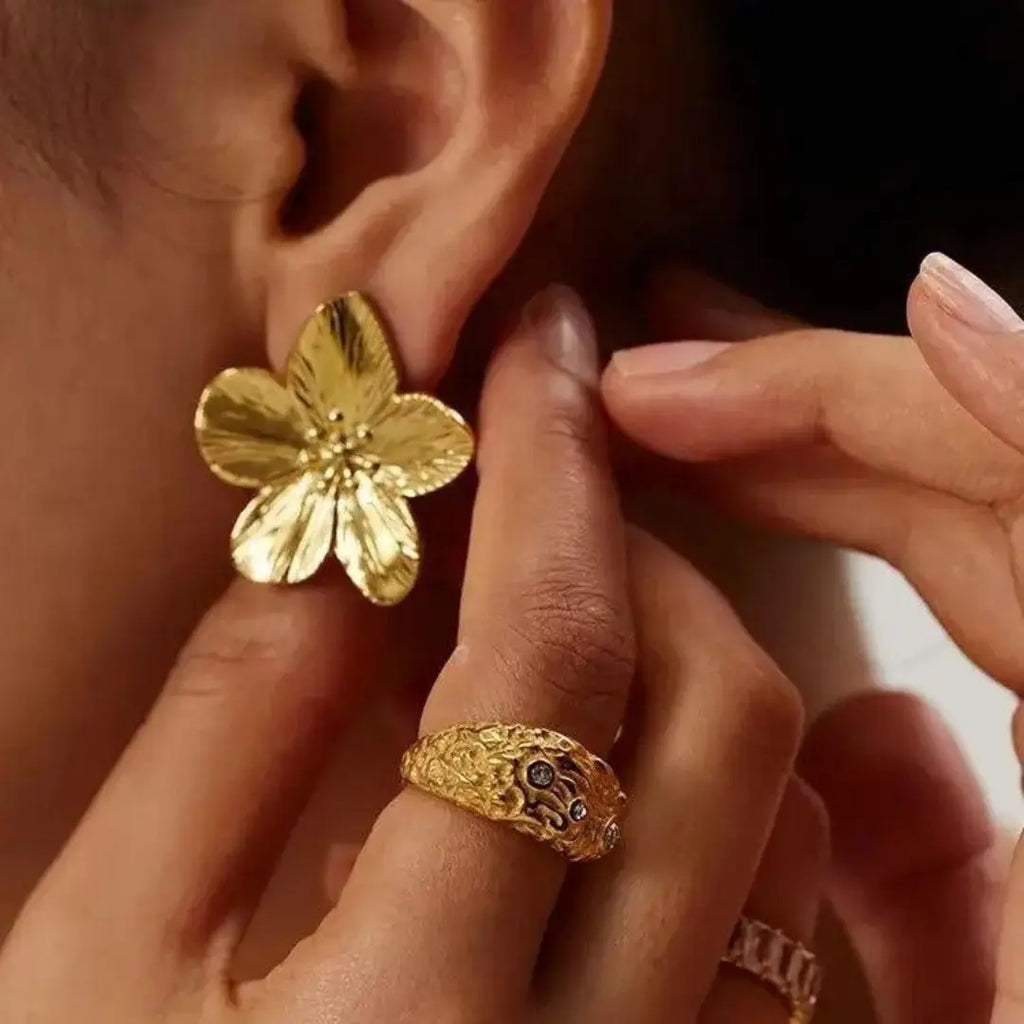 Jolanta Damskie Kolczyki Kwiatowe w Kolorze Złotym | Eleganckie i Stylowe Butik Modowy