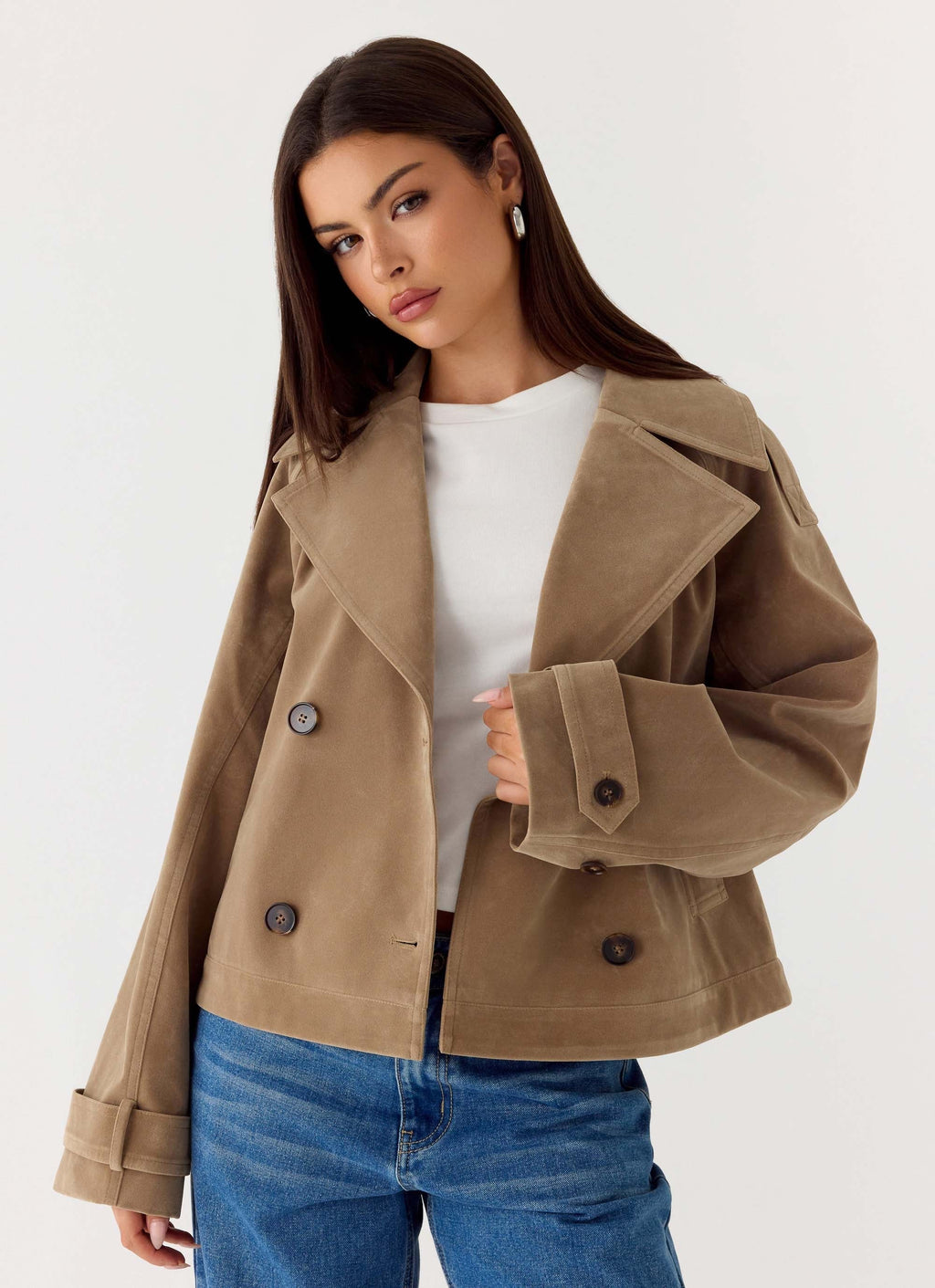Evan karmelowy trencz w ujęciu trzy czwarte, ręce na klapach