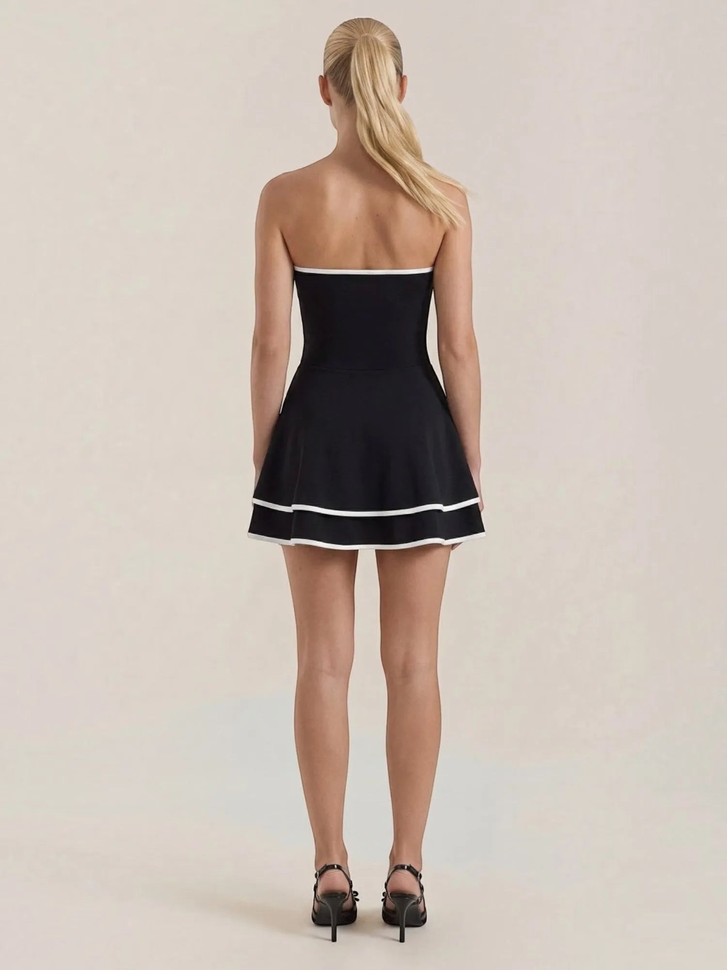 Greta – rozkloszowana sukienka mini damska, czarna | Butik Modowy