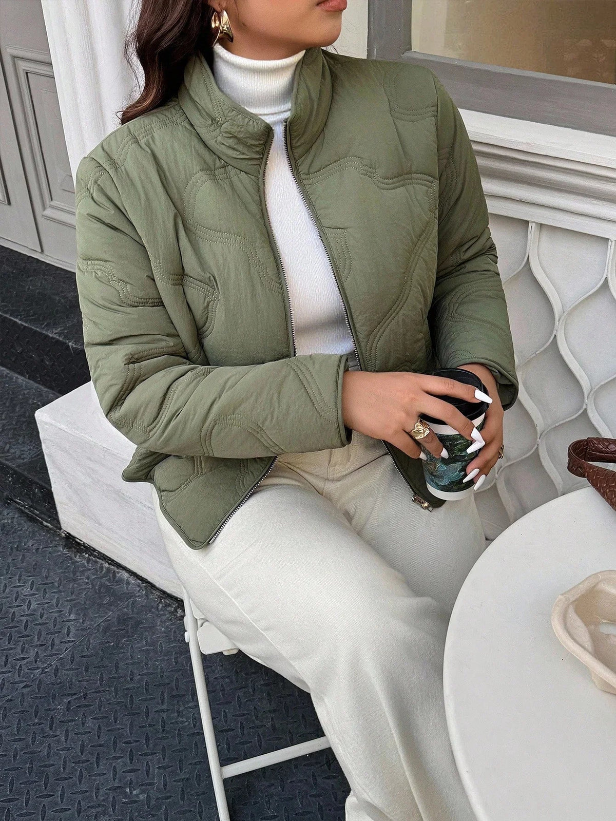 Helena kurtka khaki, ujęcie w pozycji siedzącej