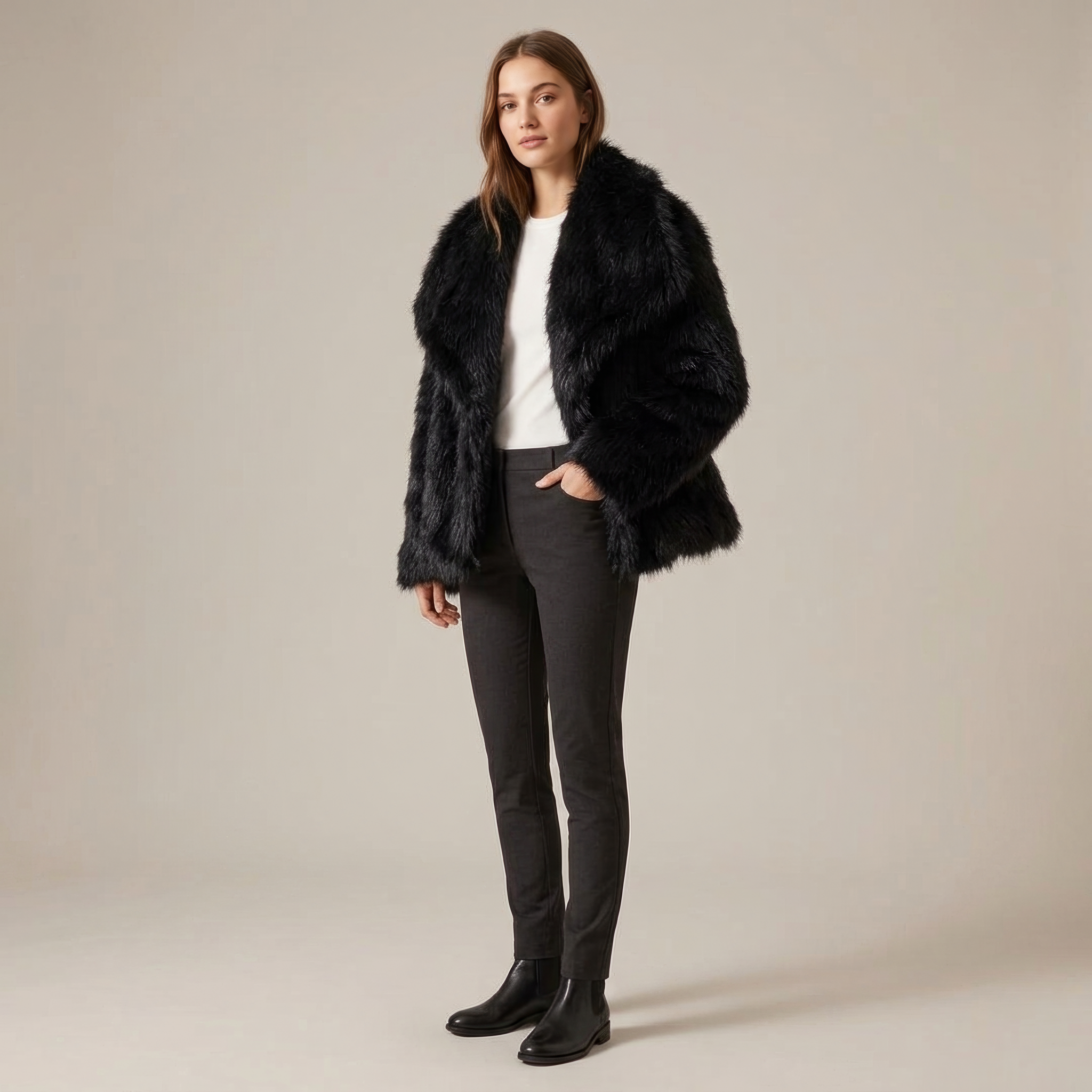 Modelka w czarnej kurtce oversize Theadora ze sztucznego futra, ujęcie z boku