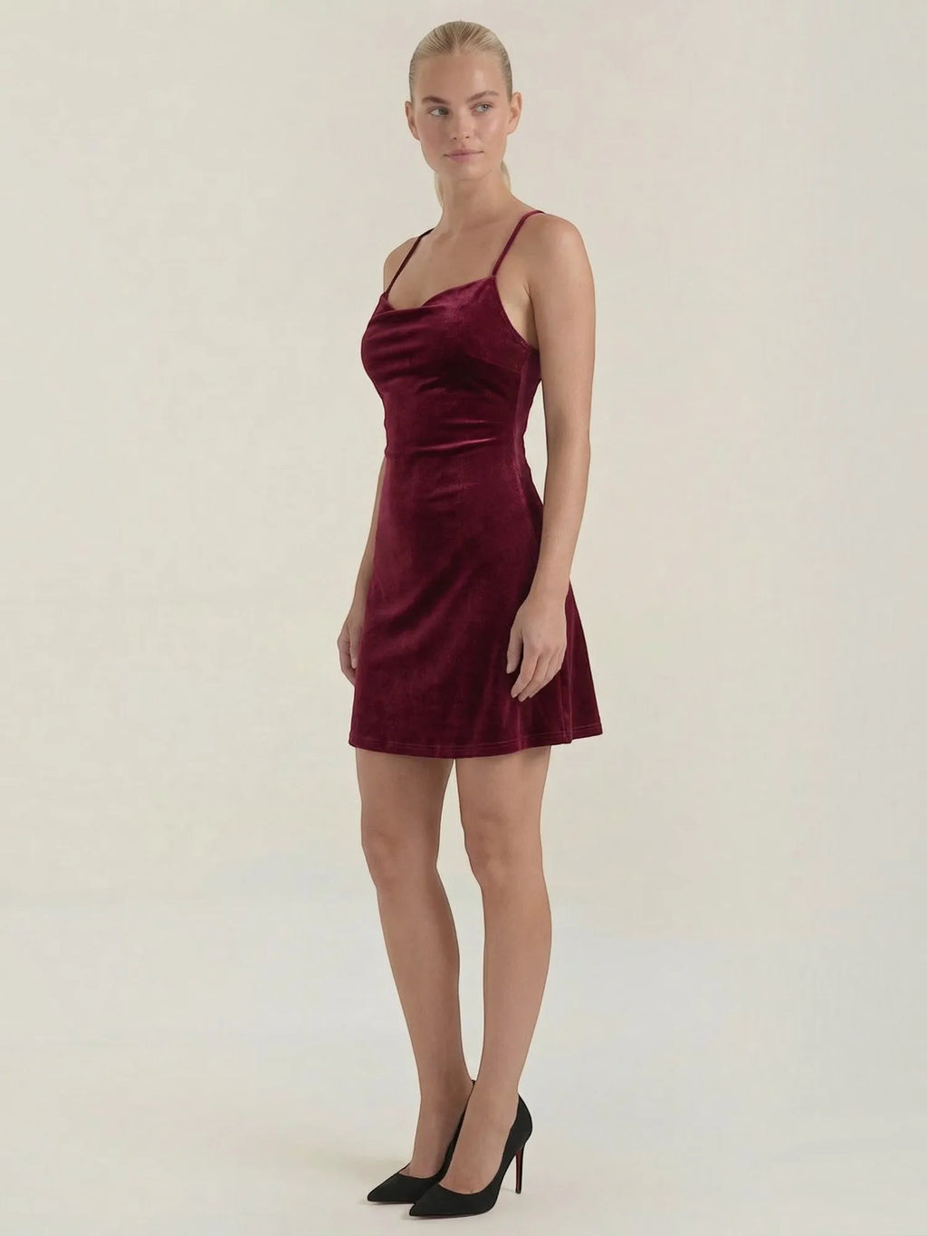 Olive – jedwabista sukienka mini damska, bordowa | Butik Modowy