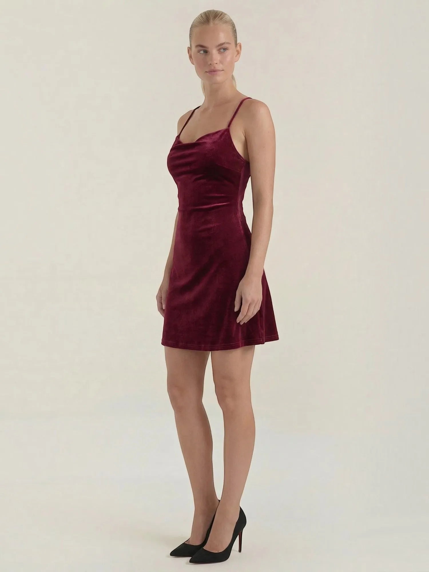 Olive – jedwabista sukienka mini damska, bordowa | Butik Modowy