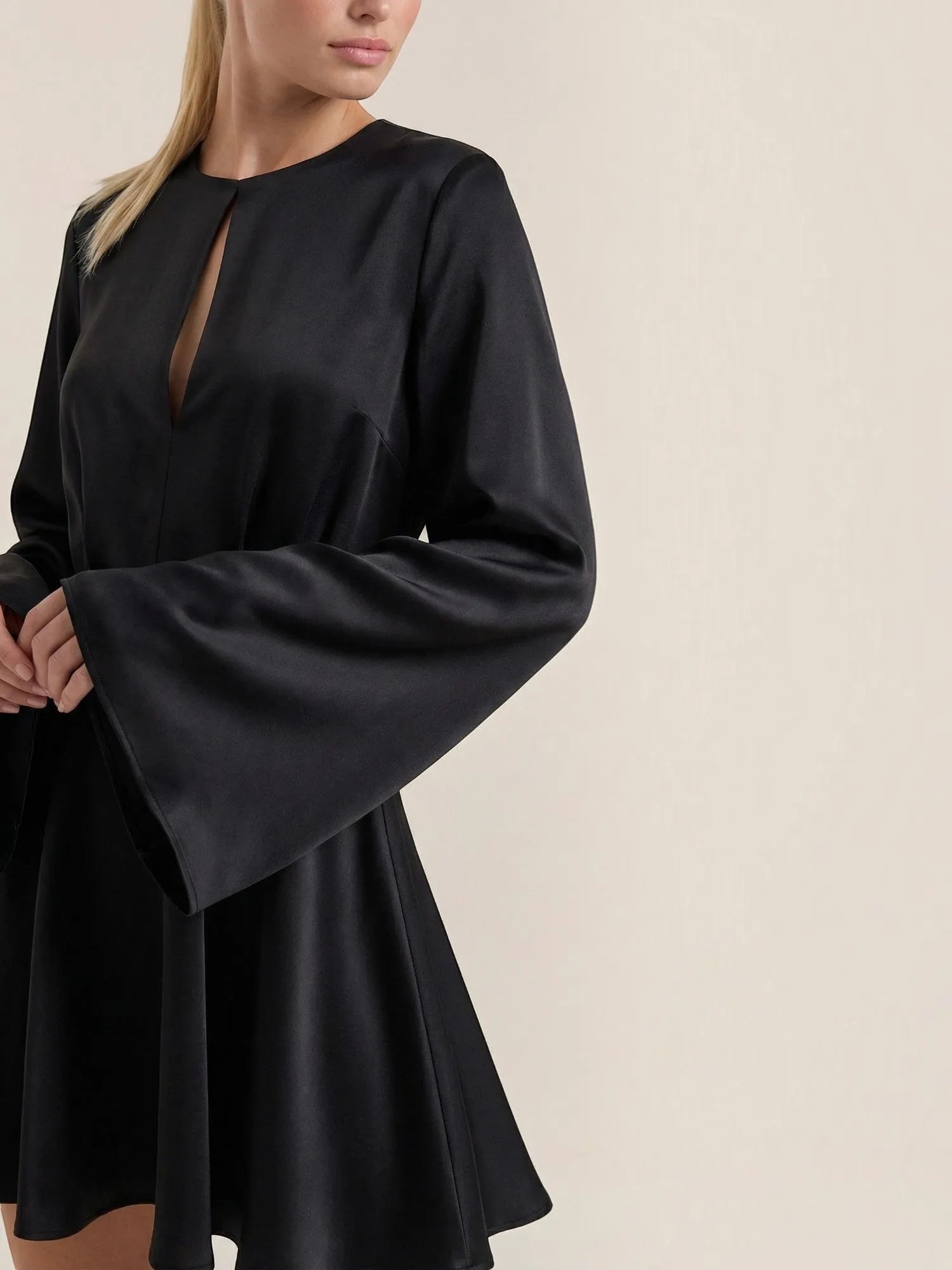 Serena – sukienka mini damska z bufiastymi rękawami | Butik Modowy