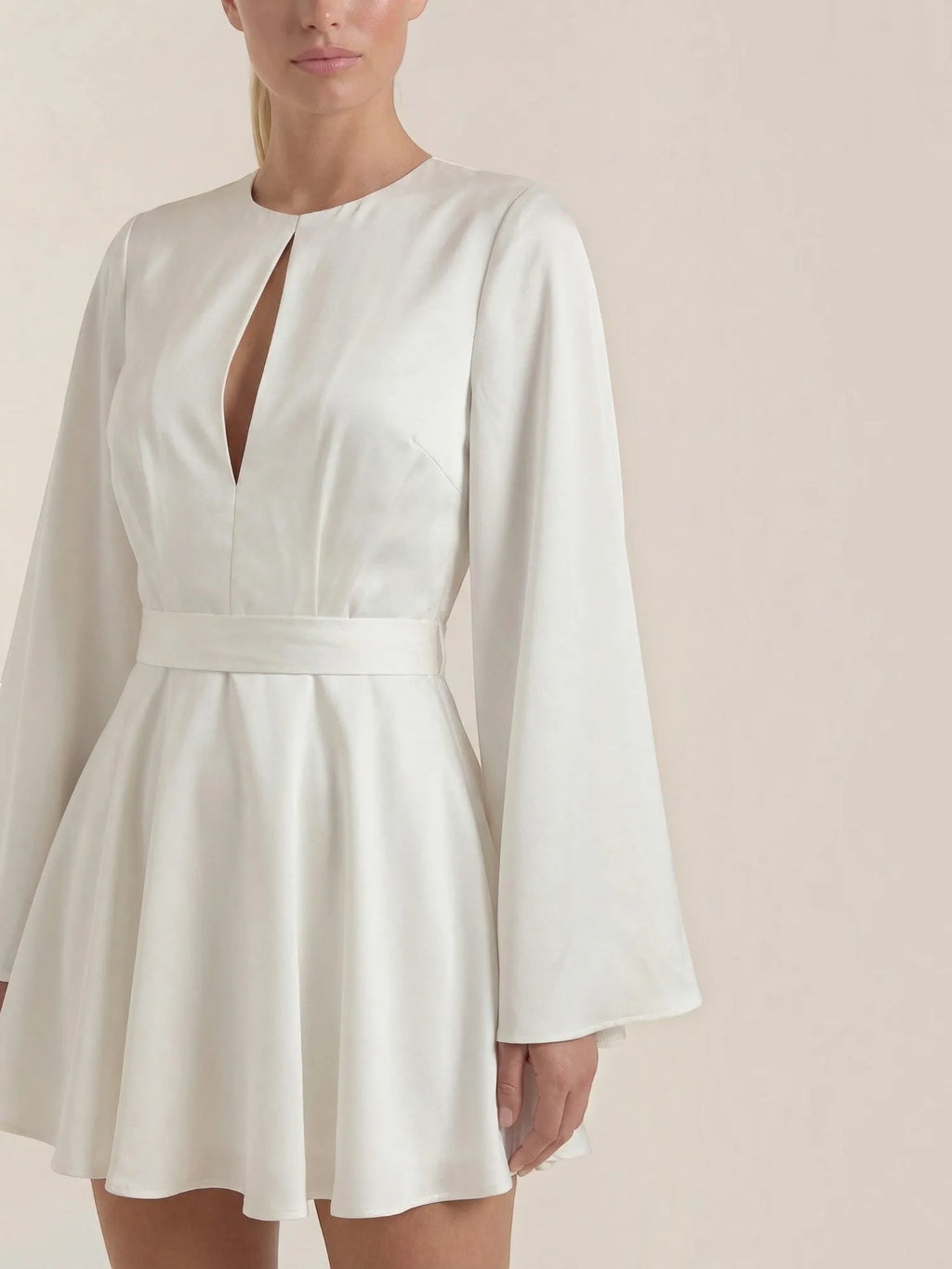 Serena – sukienka mini damska z bufiastymi rękawami | Butik Modowy