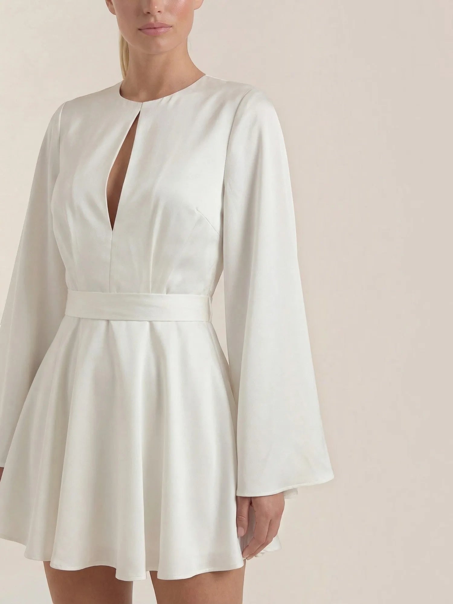 Serena – sukienka mini damska z bufiastymi rękawami | Butik Modowy