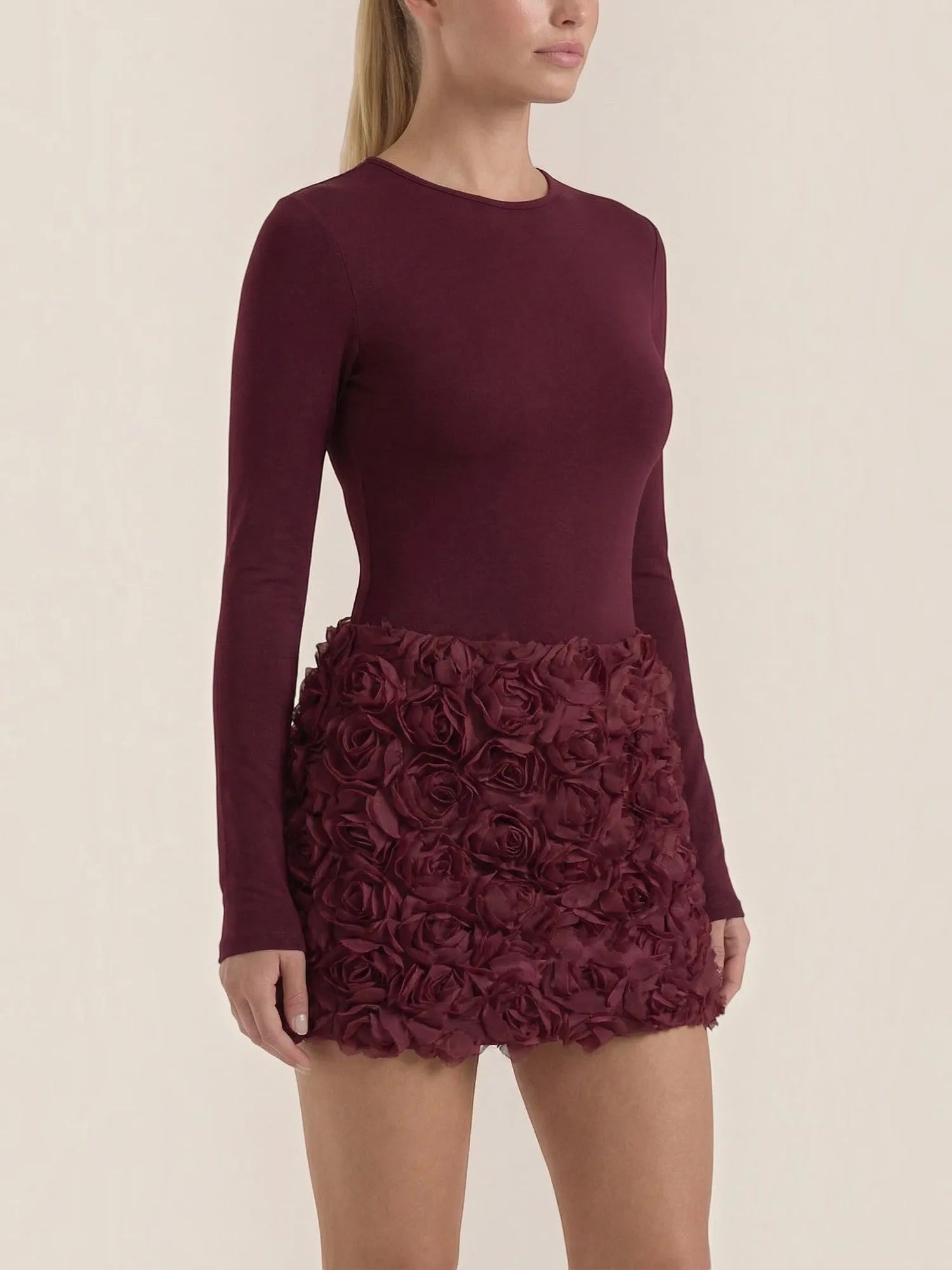 Tonya – sukienka mini damska z fakturą róż, bordowa | Butik Modowy