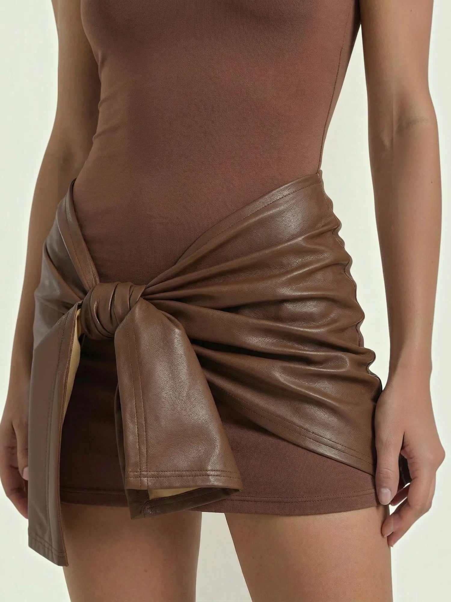 Vickie – kopertowa sukienka mini damska | Butik Modowy