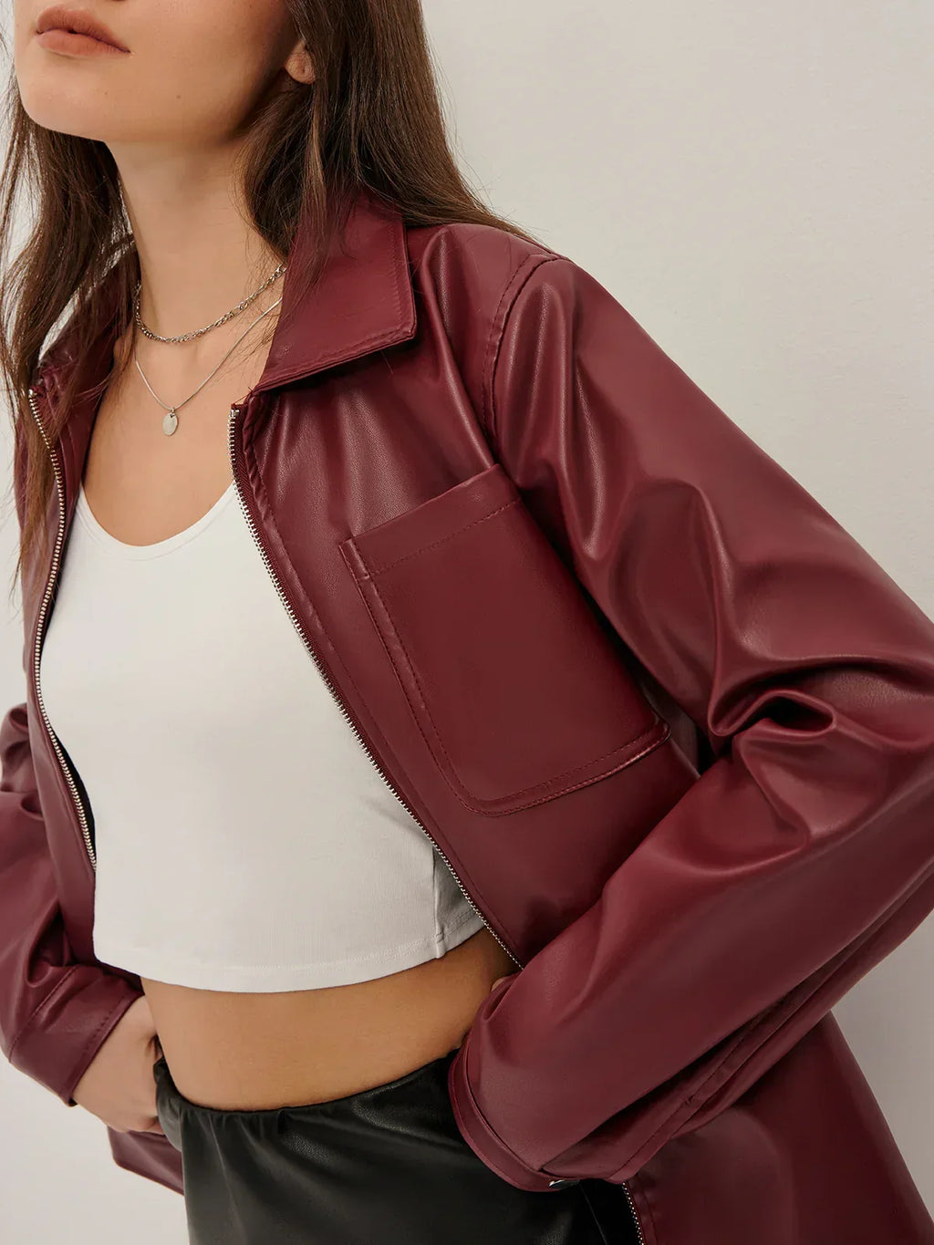 Weronika bordowa kurtka, zbliżenie na kołnierz i kieszeń na piersi