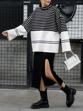Yvonne czarno-biały sweter w paski oversize ze spódnicą midi i botkami, cała sylwetka