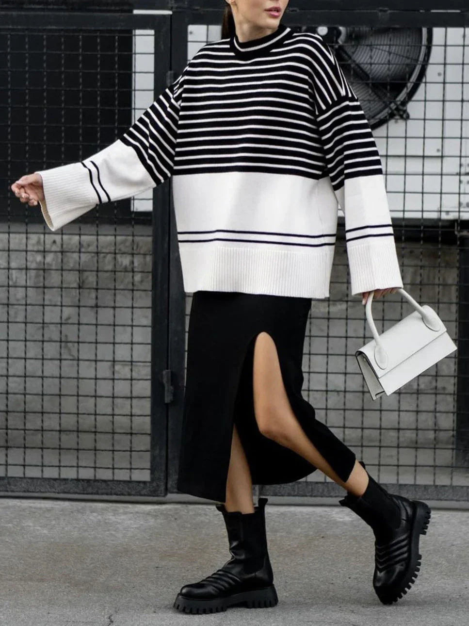 Yvonne czarno-biały sweter w paski oversize ze spódnicą midi i botkami, cała sylwetka